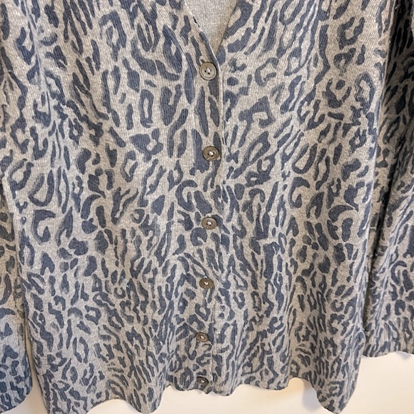 V neck sweater by CHIC by Jacob, navy blue & grey leopard print, women’s size M - Picture 3 of 9